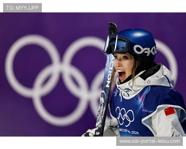 自由式滑雪女子大跳台资格赛，卫冕冠军谷爱凌惊险晋级决赛